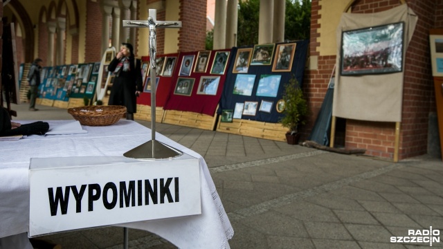 Klerycy z Arcybiskupiego Wyższego Seminarium Duchownego przyjmują wypominki na Cmentarzu Centralnym w Szczecinie. To kartki z imionami naszych zmarłych.
