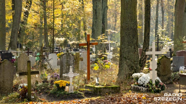 Nawiedzenie cmentarzy to nie sentymentalny spacer, ale modlitwa za zmarłych