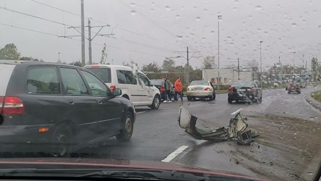 Dwa pojazdy zderzyły się na ulicy Gdańskiej w stronę centrum miasta na wysokości Basenu Górniczego na łuku drogi.