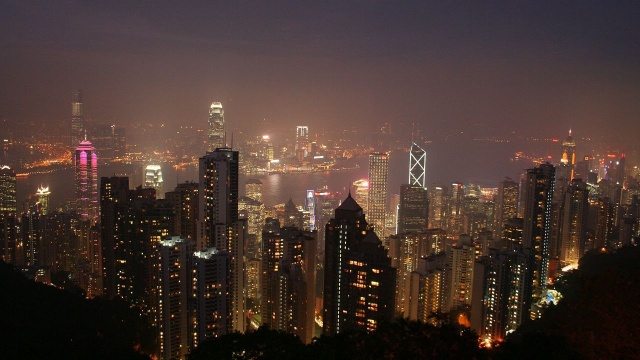 Uczestnicy antyrządowych protestów w Hongkongu zaatakowali siedzibę chińskiej państwowej Agencji Xinhua. Wzniecono też pożary na stacjach metra.