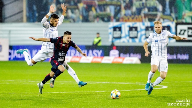 Piłkarze Pogoni Szczecin zremisowali z Lechem Poznań 1:1 w 14. kolejce Ekstraklasy i przynajmniej do niedzieli awansowali na pozycję wicelidera tabeli.