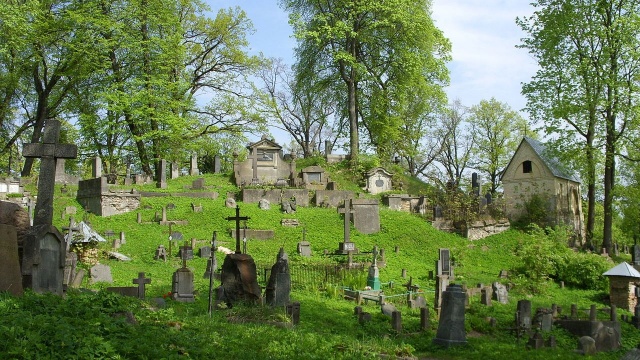Akt wandalizmu na cmentarzu na Rossie