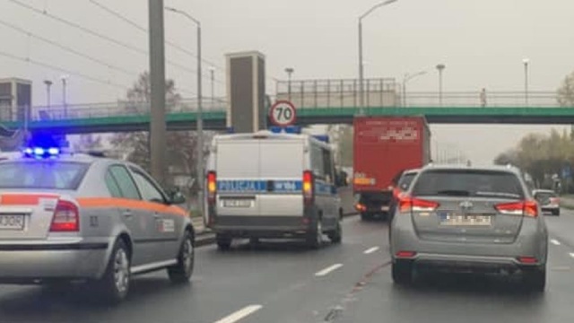 Za Basenem Górniczym, w pobliżu skrzyżowania z Merkatora, jadący Gdańską samochodem osobowym uderzył w bariery rozdzielające jezdnie.