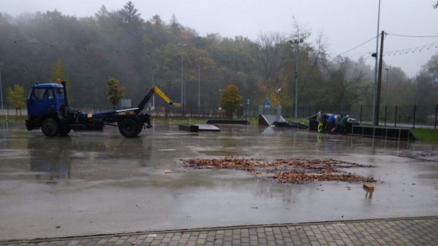 Zamiast skateparku - lodowisko. Na szczecińskiej Arkonce trwa demontaż urządzeń do jeżdżenia na desce czy rolkach.