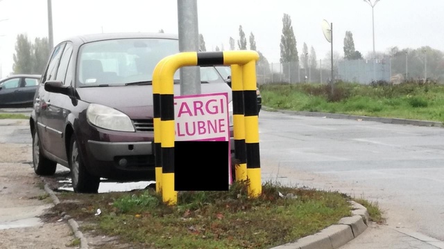 Zarząd Dróg i Transportu Miejskiego w Szczecinie walczy z plakatami reklamującymi ślubne targi. Ogłoszenia o imprezie, od kilku tygodni, są nielegalnie wieszane m.in. na słupach i płotach.
