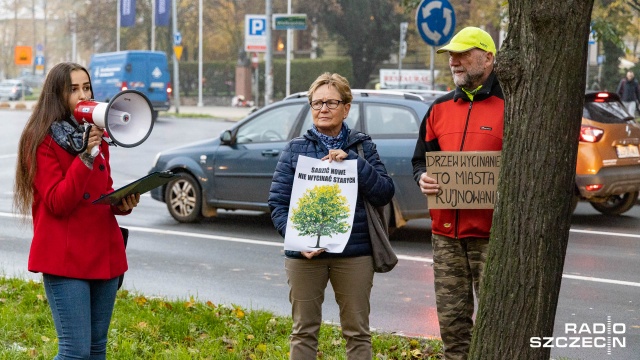 Członkowie Szczecińskiego Ruchu Miejskiego na przystanku przy ulicy Piłsudskiego w Szczecinie protestowali przeciwko planowanej wycince drzew.