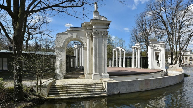 W ramach obchodów 101. rocznicy odzyskania przez Polskę niepodległości, w warszawskich Łazienkach Królewskich, trwają pokazy kawaleryjskie.
