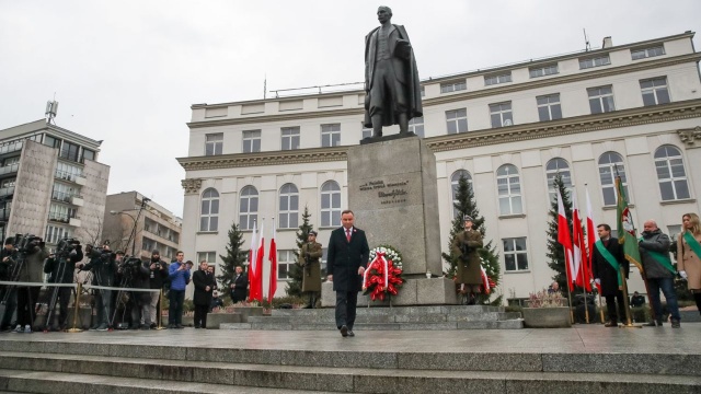 W Warszawie rozpoczęły się oficjalne obchody Narodowego Święta Niepodległości. Tuż po godzinie 8.00 rano prezydent Andrzej Duda złożył kwiaty pod pomnikami Ojców Niepodległości.