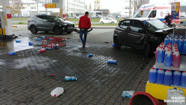 Wypadek na stacji benzynowej Shell przy ul. Gdańskiej w Szczecinie. Samochód osobowy staranował dystrybutor, a potem z niewiadomych przyczyn wjechał w budynek stacji.