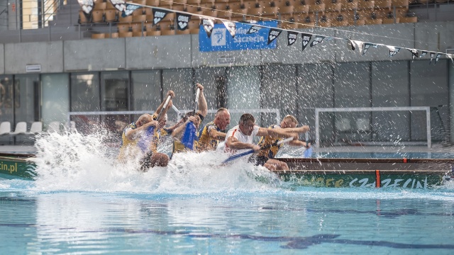 Około 180 zawodników bierze udział w XI edycji Pucharu Smoka Amber Szczecin na basenie Floating Arena.