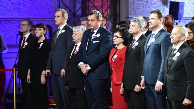 Marszałek Sejmu Elżbieta Witek, wicemarszałek Senatu Bogdan Borusewicz oraz przedstawiciele parlamentów państw Grupy Wyszehradzkiej w Pradze złożyli kwiaty przed tablicą upamiętniającą wydarzenia z 17 listopada 1989 roku.