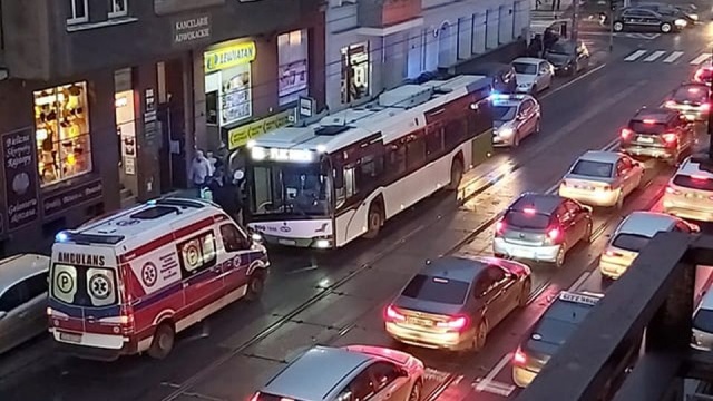 W pobliżu skrzyżowania Jagiellońskiej z aleją Bohaterów Warszawy kierowca jednego z miejskich autobusów musiał gwałtownie zahamować.