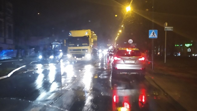 Na Szosie Polskiej miedzy Szczecinem a Policami, w pobliżu skrzyżowania z ulicą Nehringa, samochód osobowy zderzył się z TIR-em.