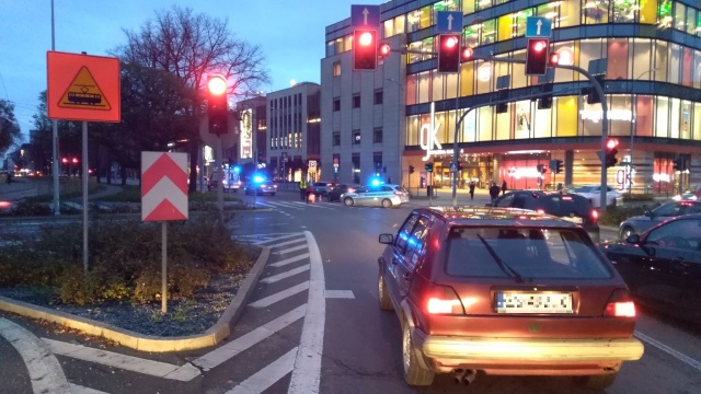Samochód osobowy potrącił przechodzącą przez jezdnię kobietę przy Kaskadzie w alei Niepodległości w kierunku Bramy Portowej.