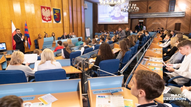 Kilkudziesięciu uczniów ze szczecińskich szkół spotkało się w środę w sali sesyjnej urzędu miasta w związku z obchodami 30-lecia uchwalenia Konwencji o prawach dziecka.