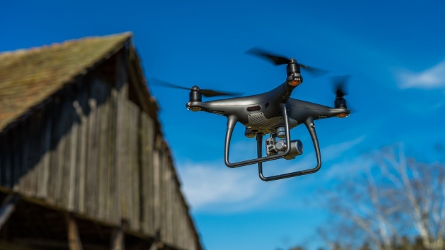 Dron znów będzie wyłapywał źródła smogu w Szczecinie. Urządzenie pomaga straży miejskiej w poszukiwaniach zanieczyszczeń powietrza.