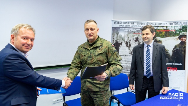 Dla uczelni to prestiż, dla wojska zaplecze. Na współpracy przede wszystkim mają jednak skorzystać studenci. Rektor Wyższej Szkoły Humanistycznej TWP w Szczecinie podpisał w środę umowę z dowódcą Zachodniopomorskiej Brygady Wojsk Obrony Terytorialnej.