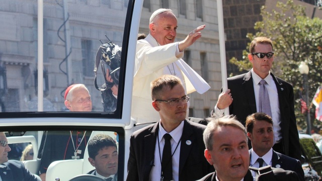 Katolicy w Tajlandii oczekują na papieską mszę, która zostanie odprawiona na stadionie narodowym w Bangkoku. Papież Franciszek spotkał się w czwartek z władzami Tajlandii. Odwiedził również największy katolicki szpital.