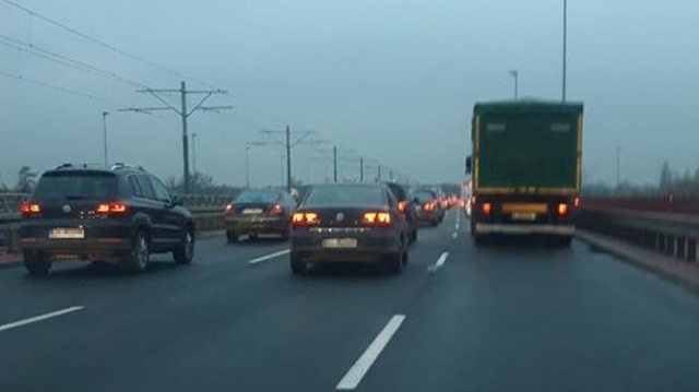 Ponad kilometrowy korek utworzył się przy wjeździe do centrum Szczecina.