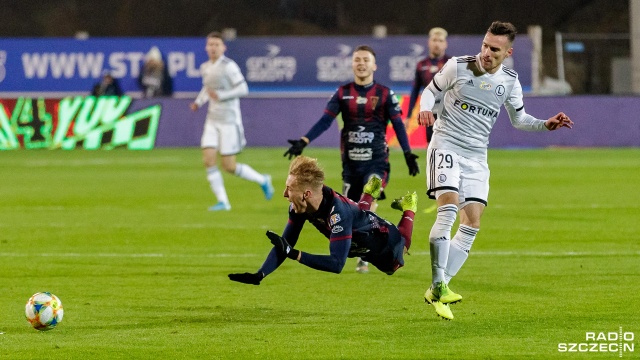 Pogoń Szczecin wygrała 3:1 z Legią Warszawa w meczu 16. kolejki Ekstraklasy rozegranym w sobotę wieczorem w Szczecinie. Gole strzelali: w 37. minucie meczu Adam Buksa, w 67. minucie Srdan Spiridonović, a w 74. minucie z rzutu karnego - ponownie Adam Buksa. Honorowego gola dla gości w 82. minucie zdobył Jarosław Niezgoda.