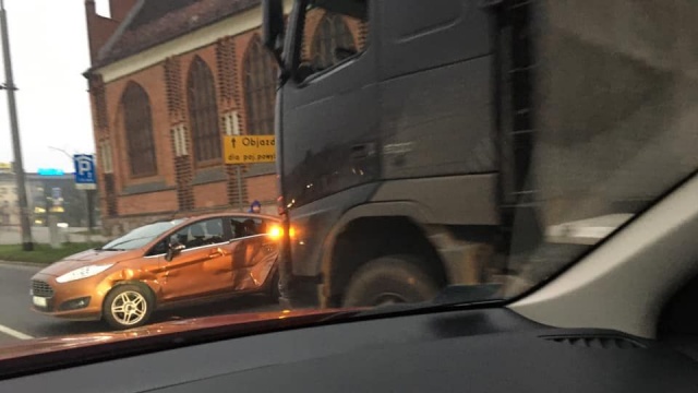 Kolizja na Trasie Zamkowej przy wjeździe do centrum Szczecina.