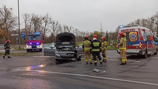 Do wypadku doszło w okolicach Mostu Cłowego w Szczecinie. Zderzyły się tam dwa samochody osobowe. Dwie osoby zostały ranne. Przejazd ulicą Przestrzenną w kierunku centrum miasta jest mocno utrudniony.