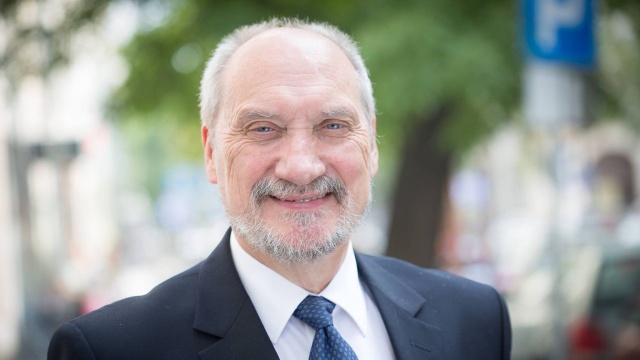 Wypełniają wytyczne Putina rzucają rękawicę w twarz polskiemu narodowi - tak o postawie szefa SLD Włodzimierza Czarzastego mówił w Rozmowie pod krawatem marszałek senior Antoni Macierewicz.