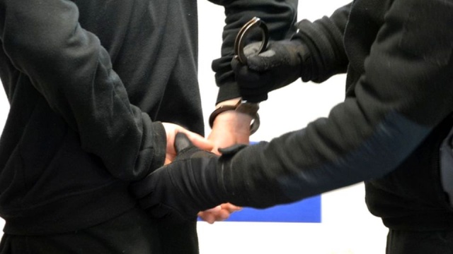 W szafie policjanci znaleźli mężczyznę poszukiwanego listem gończym. Miał do odsiadki wyrok za pobicie, jazdę pod wpływem alkoholu i znieważenie funkcjonariuszy.