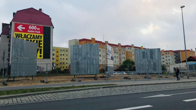 Cztery ogromne nośniki reklamowe stanęły nielegalnie na Prawobrzeżu Szczecina.