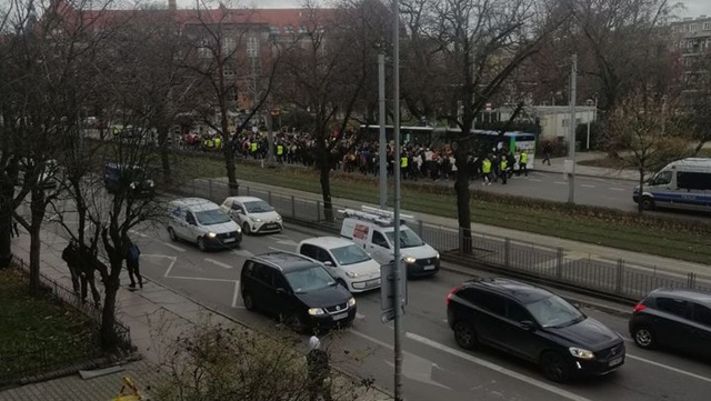 Spore utrudnienia w centrum Szczecina. Przez Plac Szarych Szeregów, aleją Piastów i dalej przez Narutowicza aż na Wały Chrobrego przechodzi Szczeciński Młodzieżowy Strajk Klimatyczny.