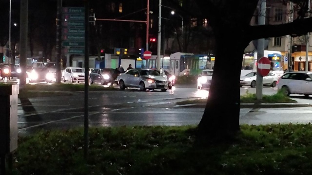 Jeden z samochodów blokuje prawy pas jezdni w stronę Gumieniec. Na al. Piastów korek ciągnie się od ul. Jagiellońskiej.