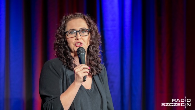 Występy stand-up039erów, kabaretów, cięte riposty, a przede wszystkim zabawne dowcipy - w Starej Rzeźni w Szczecinie rozpoczęła się 13. edycja Festiwalu Komedii SZPAK.