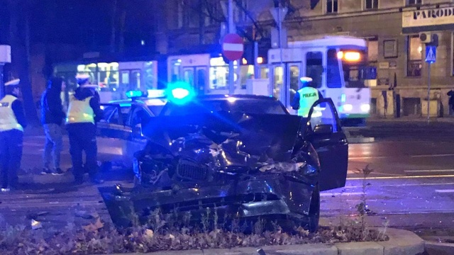 Dwa auta zderzyły się po godz. 20 przy hotelu Novotel w Szczecinie.
