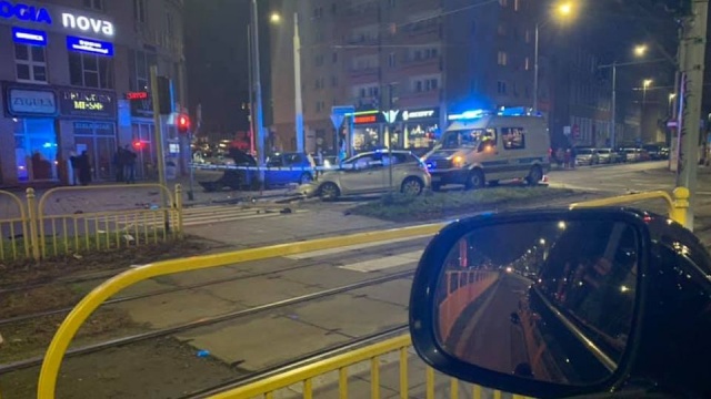 Wypadek w Alei Bohaterów Warszawy w Szczecinie. Przy skrzyżowaniu z Jagiellońską zderzyły się dwa auta osobowe.