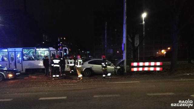Do zdarzenia doszło przed godz. 20 na skrzyżowaniu al. Piastów i ul. Pułaskiego - zderzyły się tam dwa samochody osobowe. Jeden z nich uderzył w latarnię.