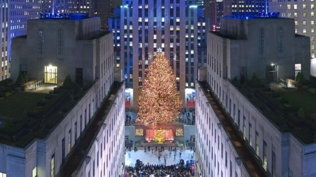 W nowojorskim Rockefeller Center w nocy rozbłysła jedna z najsłynniejszych choinek świata.