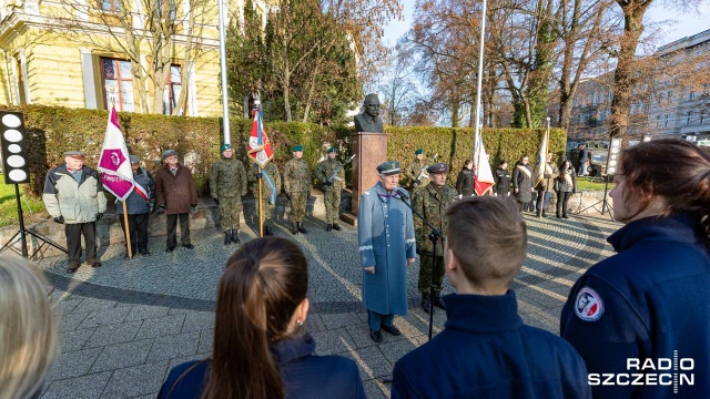 Z okazji 152. rocznicy urodzin marszałka Józefa Piłsudskiego, członkowie Związku Piłsudczyków w Szczecinie złożyli kwiaty pod pomnikiem na placu Szarych Szeregów.