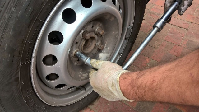 Choć nie jest to obowiązkowe i tak możemy karać mandatami - przestrzegają szczecińscy policjanci. Chodzi o wymianę opon, która w polskim prawie nie jest uregulowana przepisami.