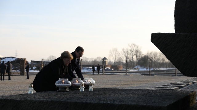 Premier Mateusz Morawiecki i kanclerz Niemiec Angela Merkel z wizytą w byłym niemieckim obozie koncentracyjnym i zagłady Auschwitz-Birkenau.