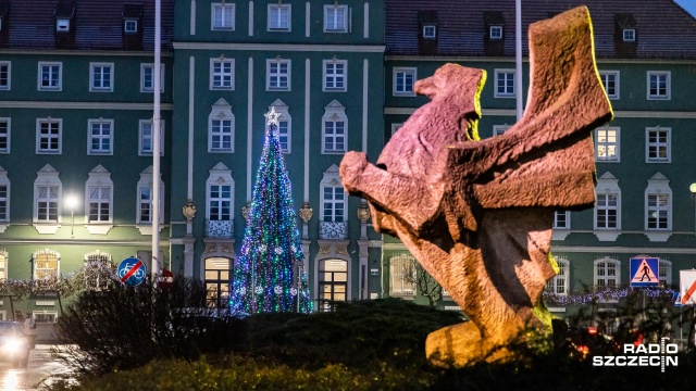 Bez niej nie ma świąt: choinka stanęła przed szczecińskim magistratem. Sztuczne drzewko mierzy ponad 12 metrów. Jest oświetlone, a czubek zdobi gwiazda.