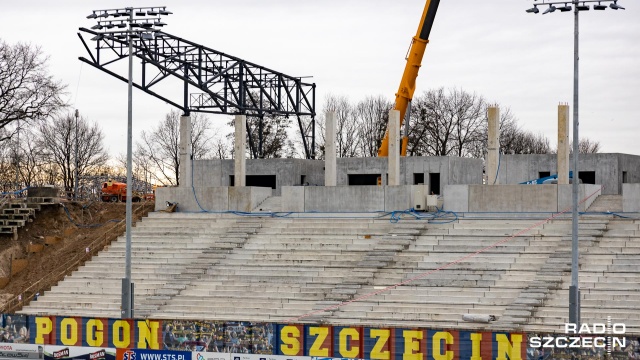 Na budowie stadionu Pogoni pojawił się kolejny nowy element. W ciągu dnia na filarach zamontowano pierwsze konstrukcje dachu.