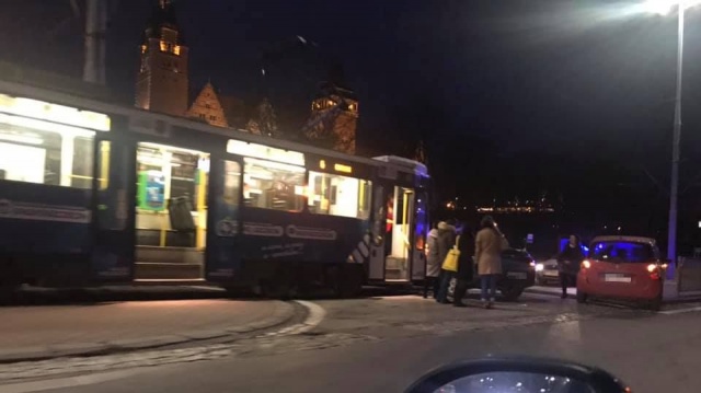 Wypadek na ulicy Jana z Kolna w Szczecinie. Z tramwajową szóstką zderzył się kierujący samochodem osobowym. Pogotowie zabrało go do szpitala.
