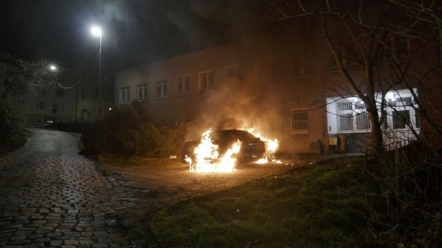 Pożar samochodu na szczecińskim Niebuszewie. Do zdarzenia doszło w środę po godzinie 23.