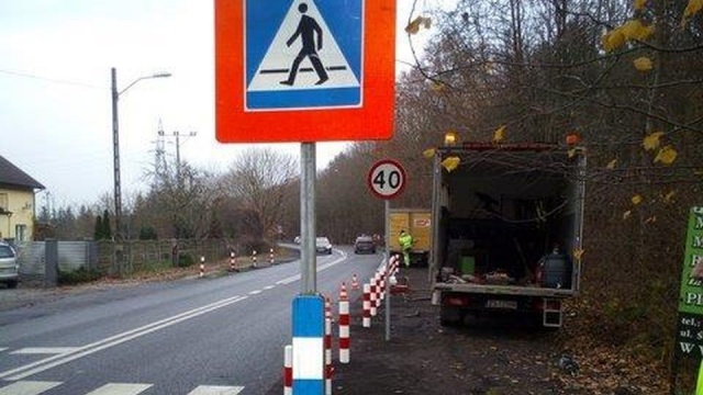 Trwa montaż dodatkowych tablic, które poprawiają w Szczecinie widoczność znaków informujących o przejściu dla pieszych.