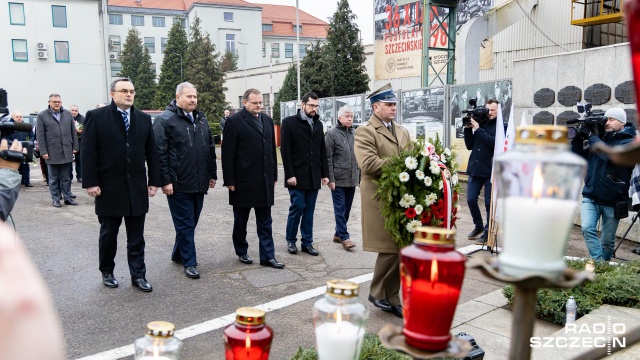 W 38. rocznicę wprowadzenia stanu wojennego przedstawiciele władz miejskich i zarząd NSZZ Solidarność złożyli kwiaty pod główną bramą Stoczni Szczecińskiej.