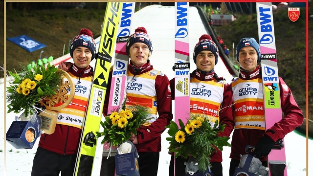 Polacy: Piotr Żyła (145 i 127,5 m), Jakub Wolny (136 i 130 m), Kamil Stoch (126 i 126 m) i Dawid Kubacki (133,5 i 137 m) - wygrali konkurs drużynowy Pucharu Świata w skokach narciarskich w niemieckim Klingenthal.