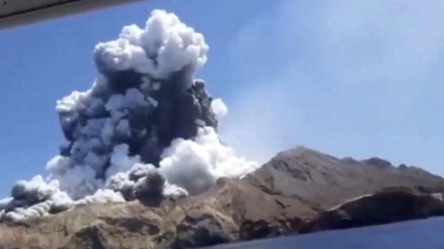 Liczba śmiertelnych ofiar erupcji wulkanu na nowozelandzkiej White Island wzrosła do 18. W australijskim szpitalu zmarła jedna z poszkodowanych osób.