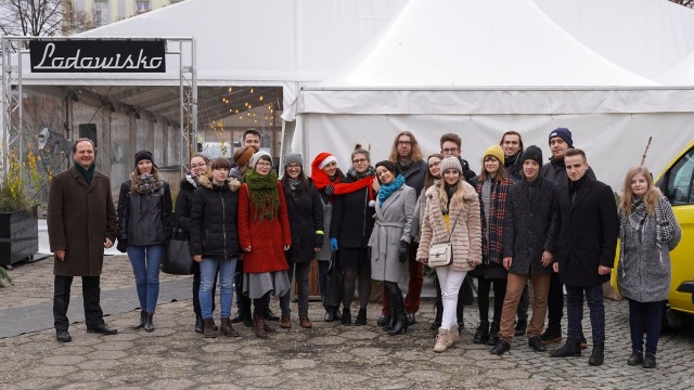 Chór Akademii Morskiej w Szczecinie podarował szczecinianom nową kolędę. Płyniemy do Betlejem oddaje morski charakter naszego miasta. W poniedziałek na placu Orła Białego odbyła się oficjalna premiera.