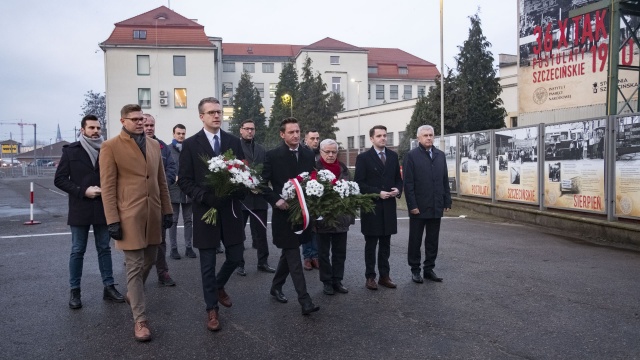 Posłowie, radni i działacze Platformy Obywatelskiej złożyli kwiaty przed bramą Stoczni Szczecińskiej. W ten sposób uczcili rocznicę Czarnego czwartku. Mija 49 lat od krwawo stłumionych protestów robotników.
