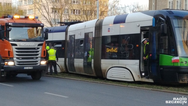Nie kursowały tramwaje jadące aleją Wyzwolenia w Szczecinie. Przyczyną utrudnień było wykolejenie składu linii 2 w okolicach skrzyżowania z ulicą Odzieżową.
